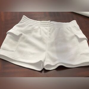 Refuge women’s: women light weight, pocket detail sweat shorts. Size XL white.